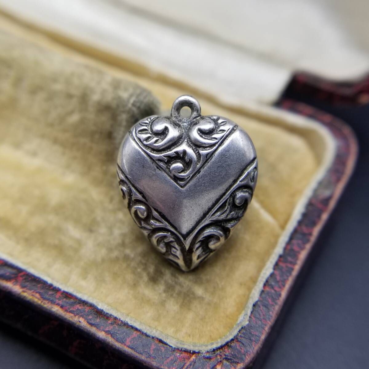 WWII期 ヴィンテージ スウィートハートジュエリー 唐草模様 V字 チャーム 925 シルバー ペンダントヘッド 銀 リバーシブル Y25-E