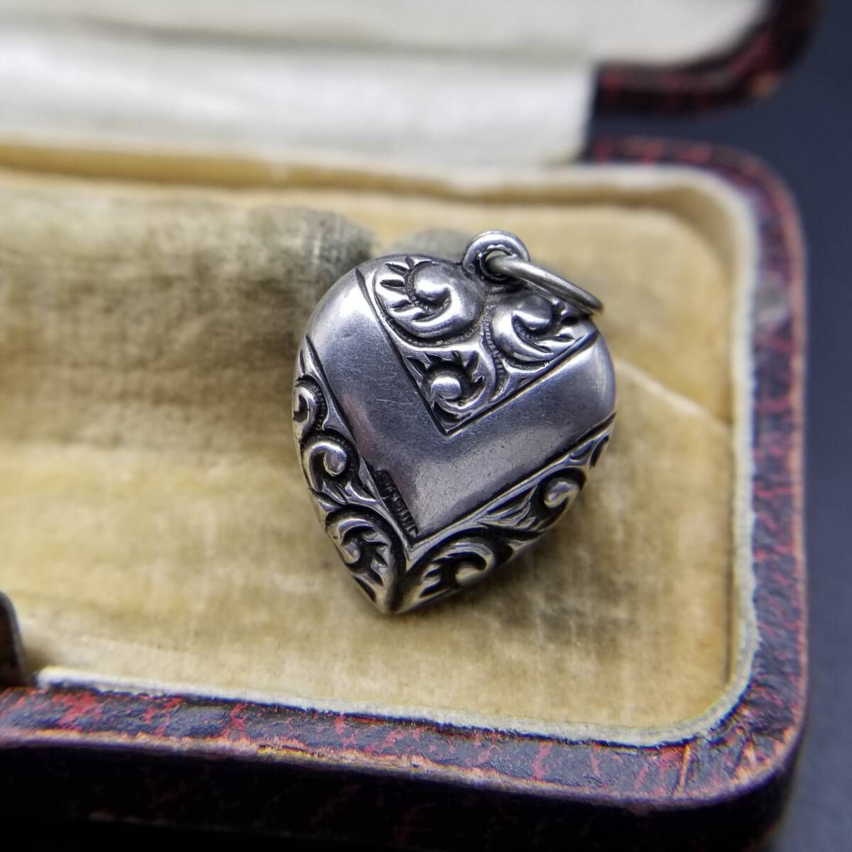 WWII期 ヴィンテージ スウィートハートジュエリー アールヌーヴォー チャーム 925 シルバー ペンダントヘッド 銀 レトロ 唐草模様 Y 25-E