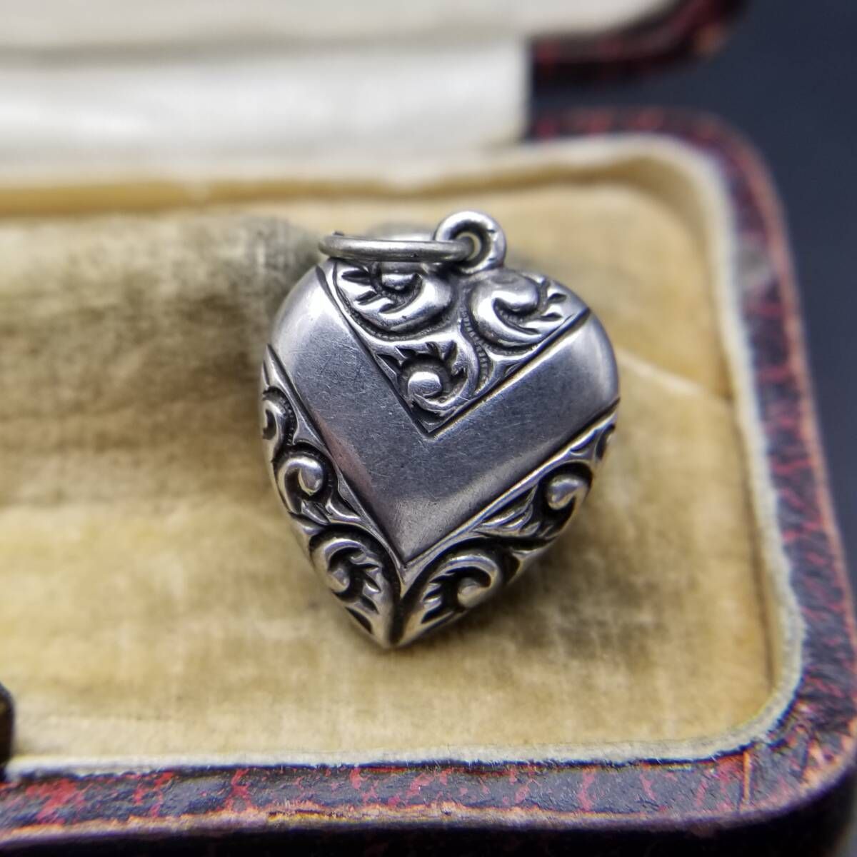 WWII期 ヴィンテージ スウィートハートジュエリー アールヌーヴォー チャーム 925 シルバー ペンダントヘッド 銀 レトロ 唐草模様 Y25-E