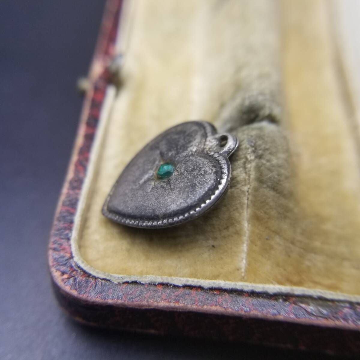 WWII期 ヴィンテージ スウィートハートジュエリー チャーム 925 シルバー ペンダントヘッド 銀 緑石 シンプル Puffy Y 25-D