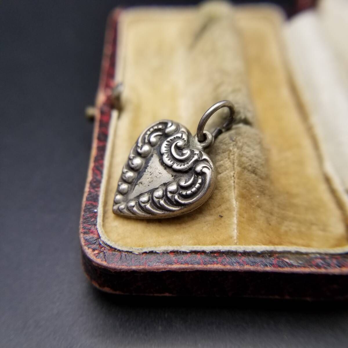 WWII期 ヴィンテージ スウィートハートジュエリー アールヌーヴォー チャーム 925 ペンダントヘッド イニシャル彫金 J.W.R Y 25-D