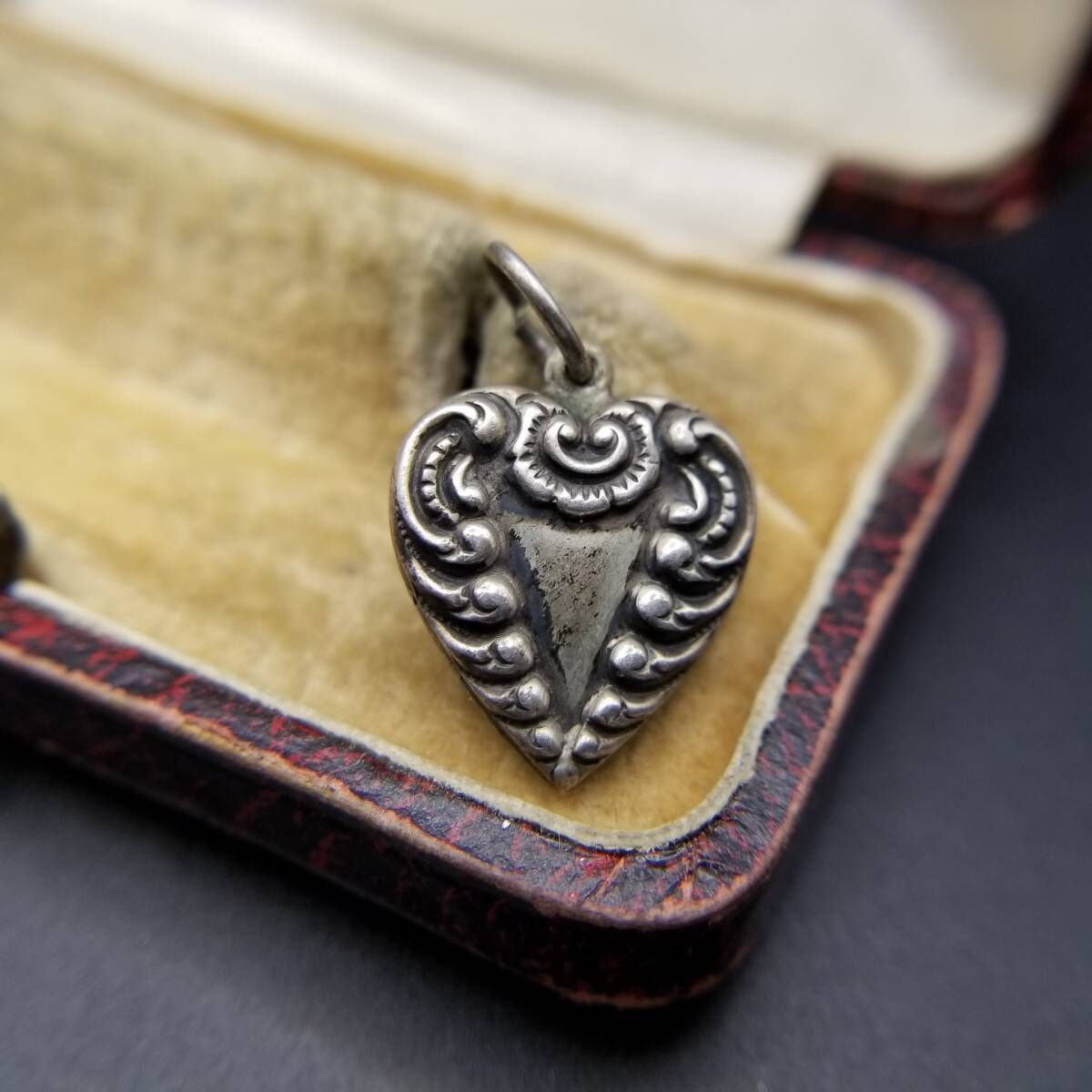 WWII期 ヴィンテージ スウィートハートジュエリー アールヌーヴォー チャーム 925 ペンダントヘッド イニシャル彫金 J.W.R Y25-D