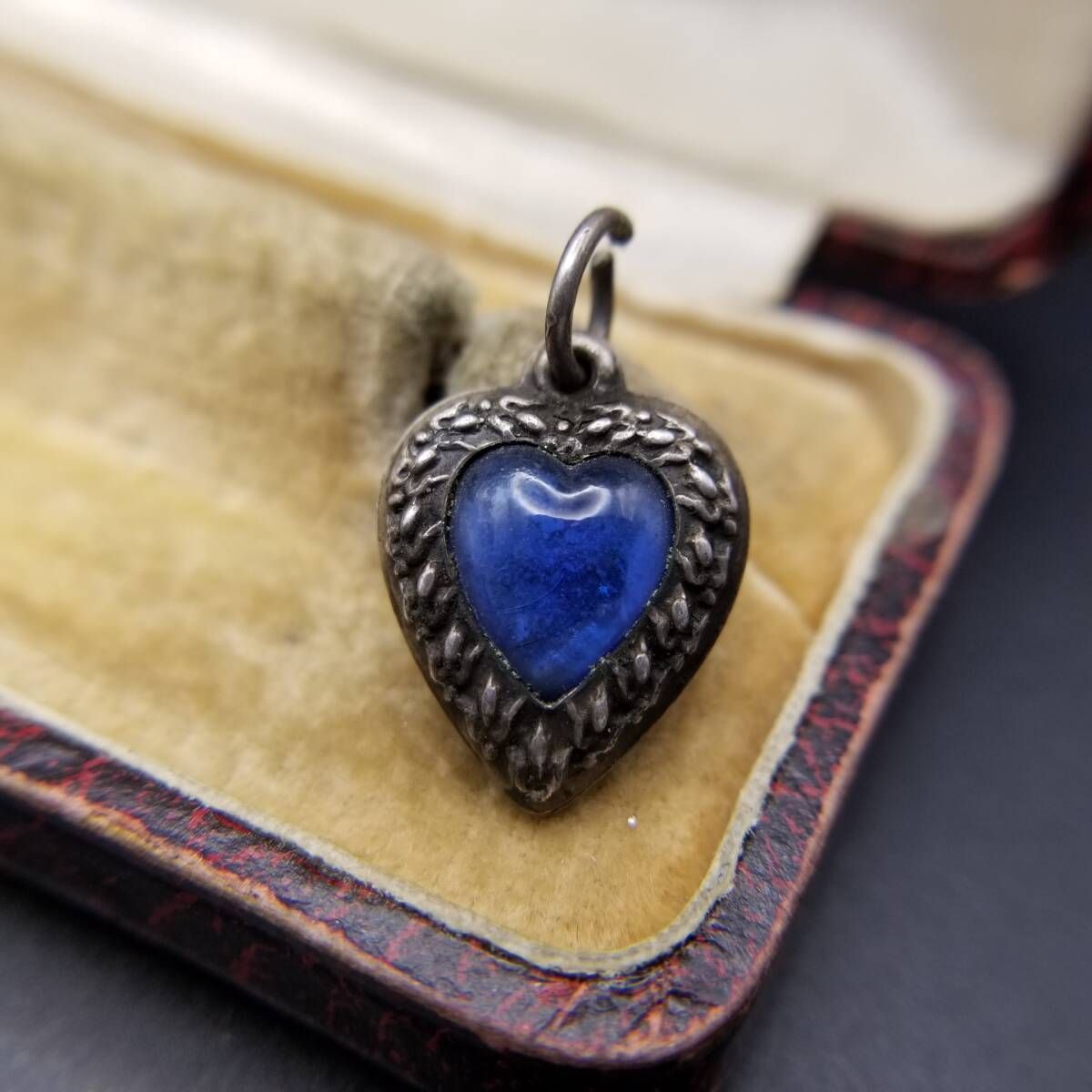 WWII期 ヴィンテージ スウィートハートジュエリー 青いガラス カボション 925 シルバー ペンダントヘッド 銀 彫金 Happy Y25-D