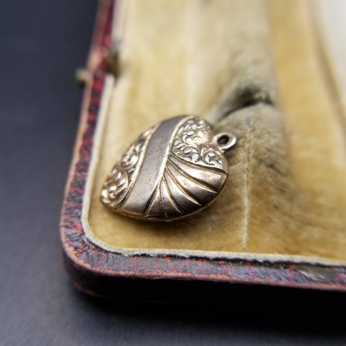 WWII期 ヴィンテージ スウィートハートジュエリー アールヌーヴォー 金張り チャーム ペンダントヘッド 細かな装飾 G Filled Y 24-Y