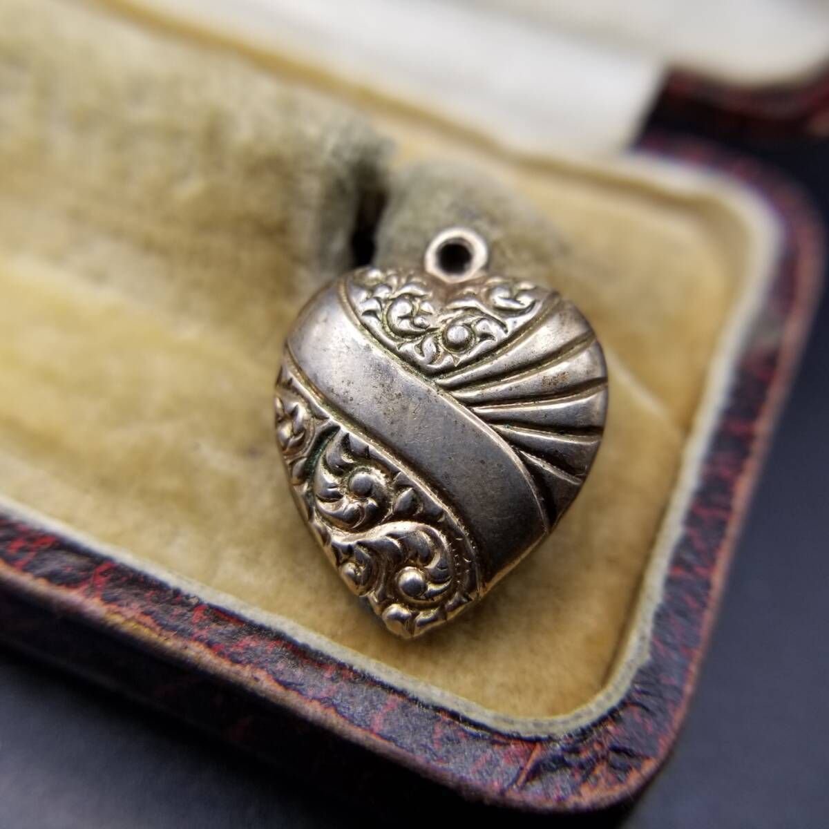 WWII期 ヴィンテージ スウィートハートジュエリー アールヌーヴォー 金張り チャーム ペンダントヘッド 細かな装飾 G Filled Y24-Y