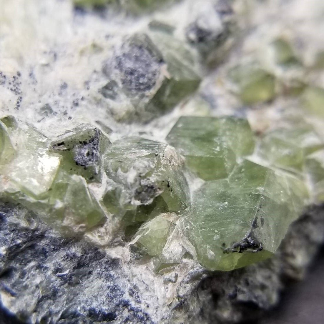 パキスタン産 デマントイドガーネット クリスタル クラスター 鉱物