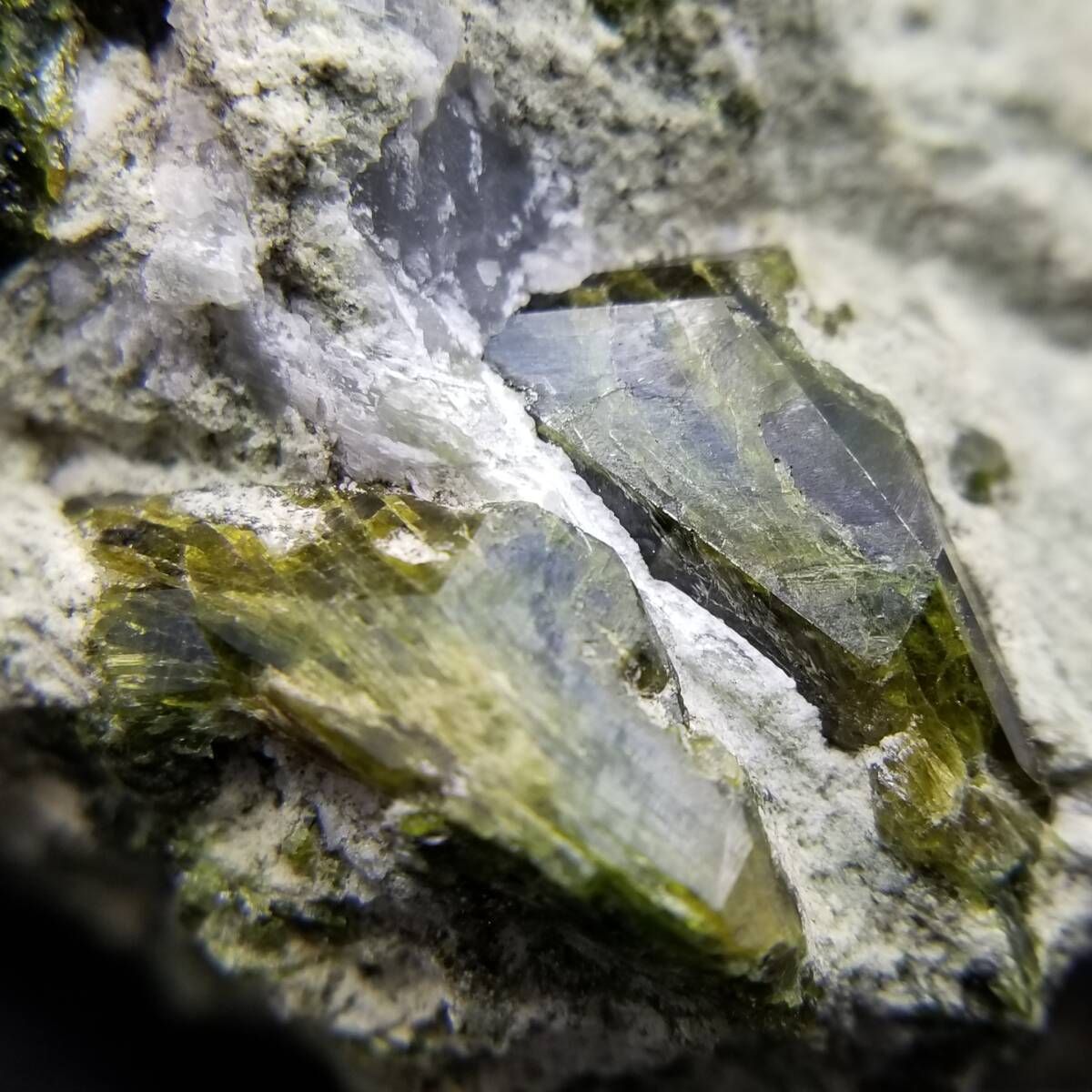 イラン産 巨大 デマントイドガーネット クリスタル 鉱物 原石 鉱石