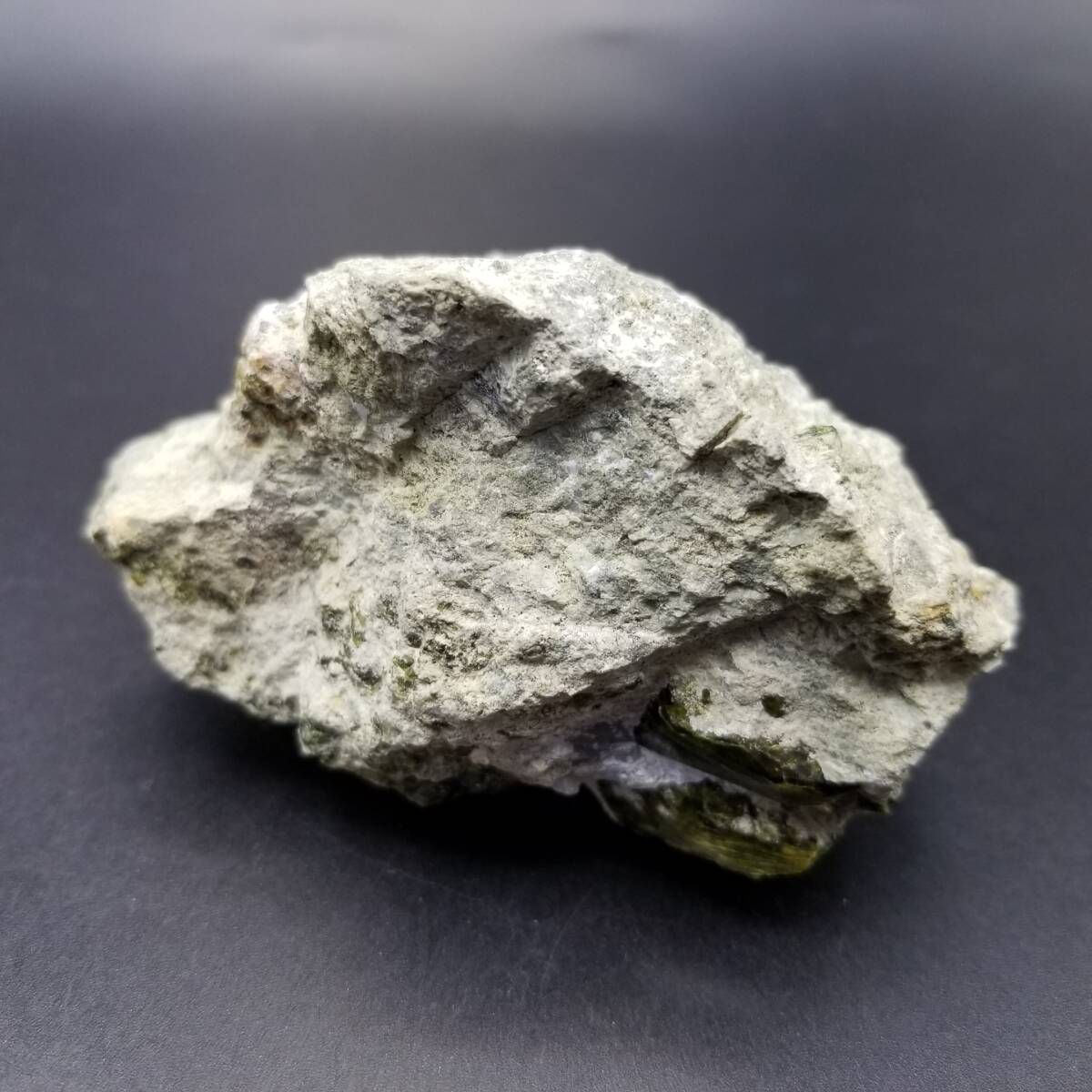 デマントイドガーネット ② イラン産 / 天然石 原石 鉱物標本 イラン産 巨大 デマントイドガーネット クリスタル 鉱物 原石 鉱石