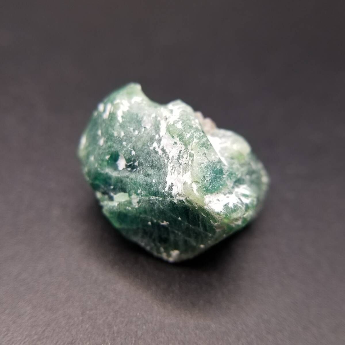 アフガニスタン産 藍方石 アユイン 雲母 クリスタル 共生鉱物 原石