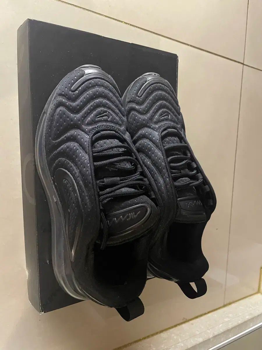 ナイキ エアマックス720 230mm