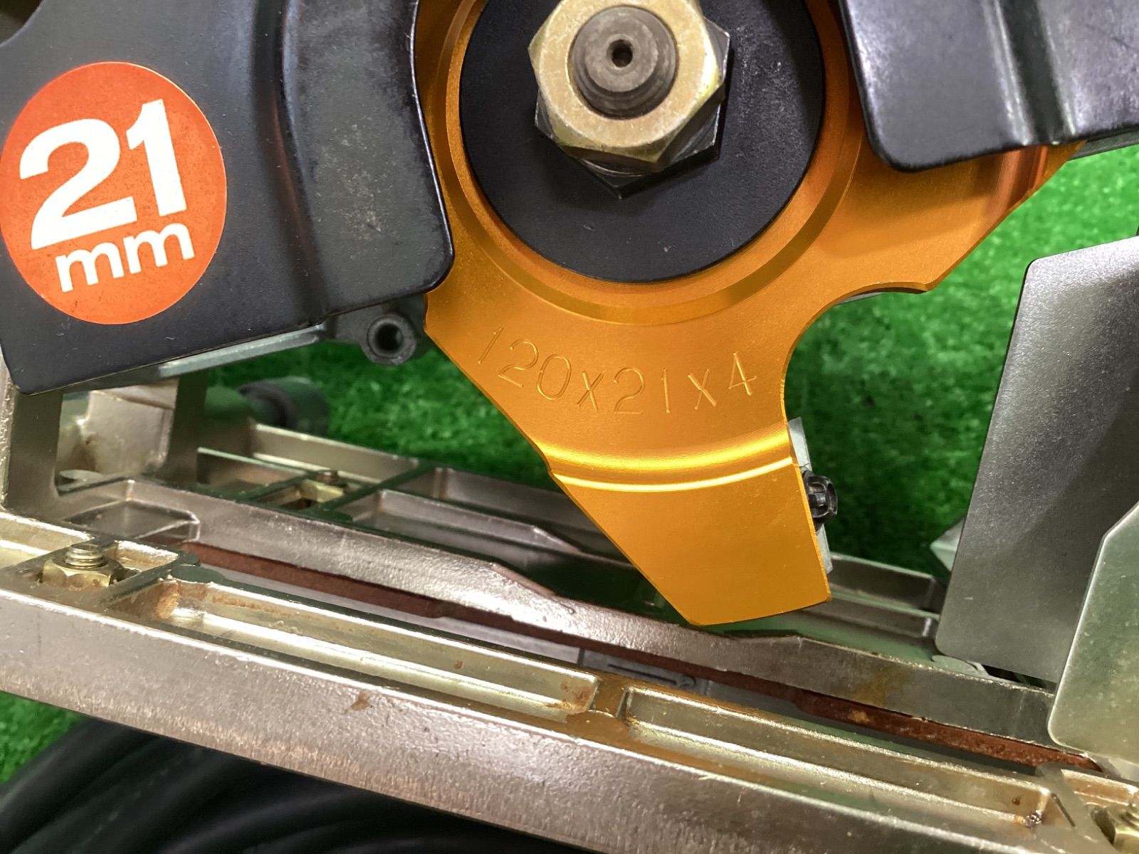 ブレーキ付き小穴カッタ