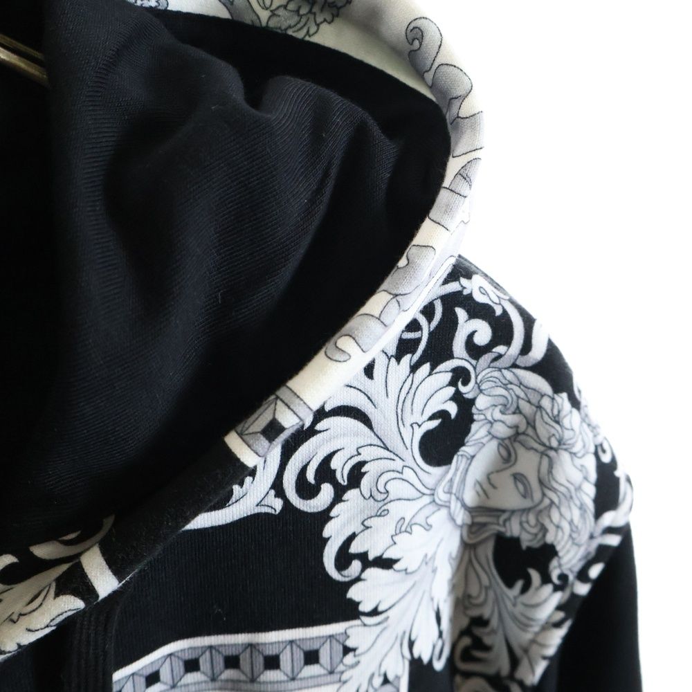 Versace ヴェルサーチ　フーデットパーカー　バロック　新品、未使用、タグ付 Versace ヴェルサーチフーデットパーカーバロック新品、未使用、タグ付