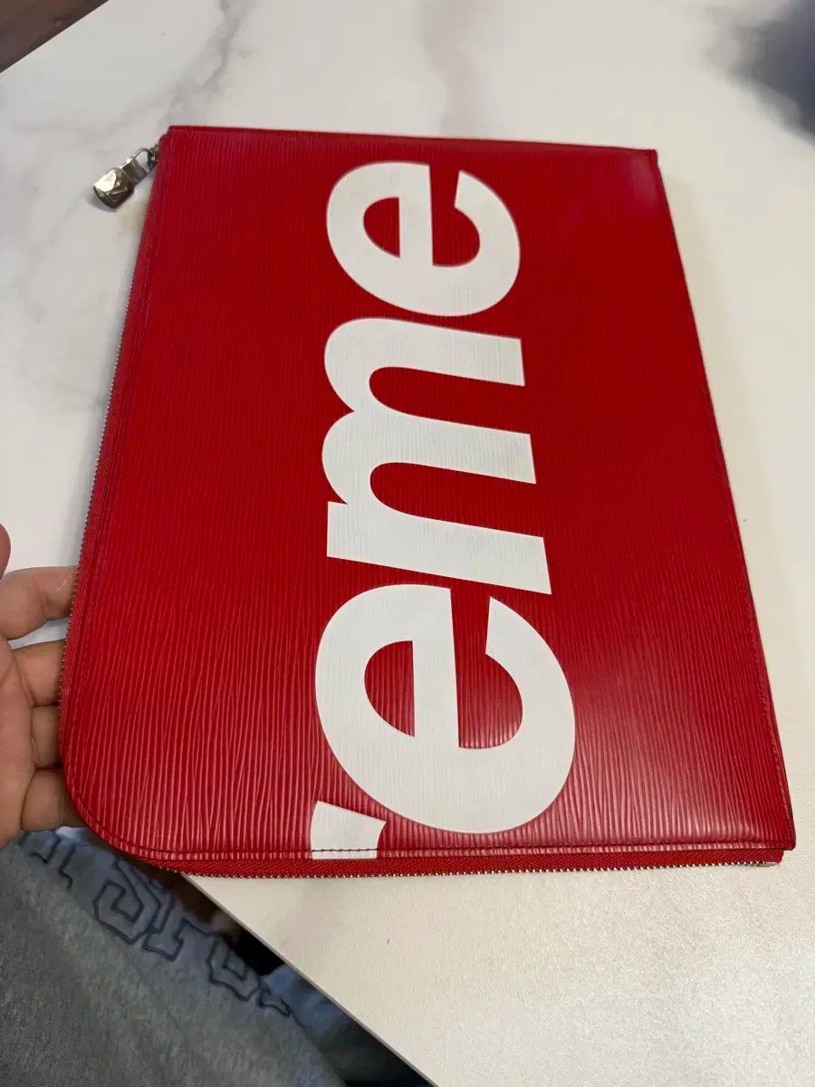 ルイヴィトン シュプリーム コラボ クラッチバッグ