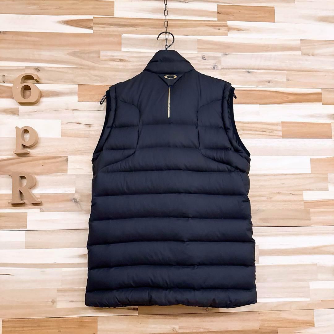 【オークリー】フェザー ブレンド スカル ロゴ ダウンベスト ゴルフ M 黒×金 オークリー】フェザー ブレンド スカル ロゴ ダウンベスト ゴルフ M 黒