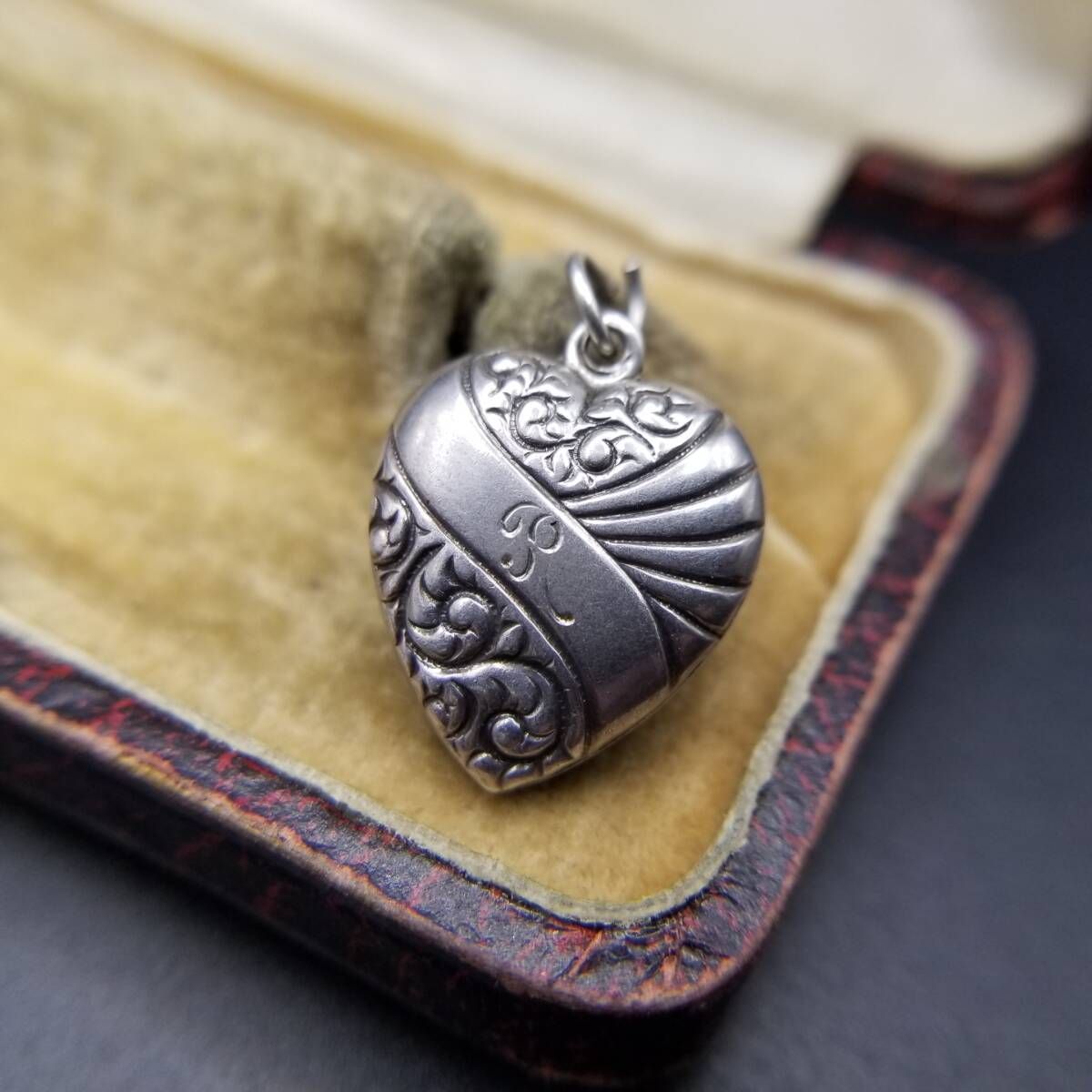 WWII期 ヴィンテージ スウィートハートジュエリー アールヌーヴォー チャーム 925 シルバー ペンダントヘッド 銀 イニシャルレター R Y25-D