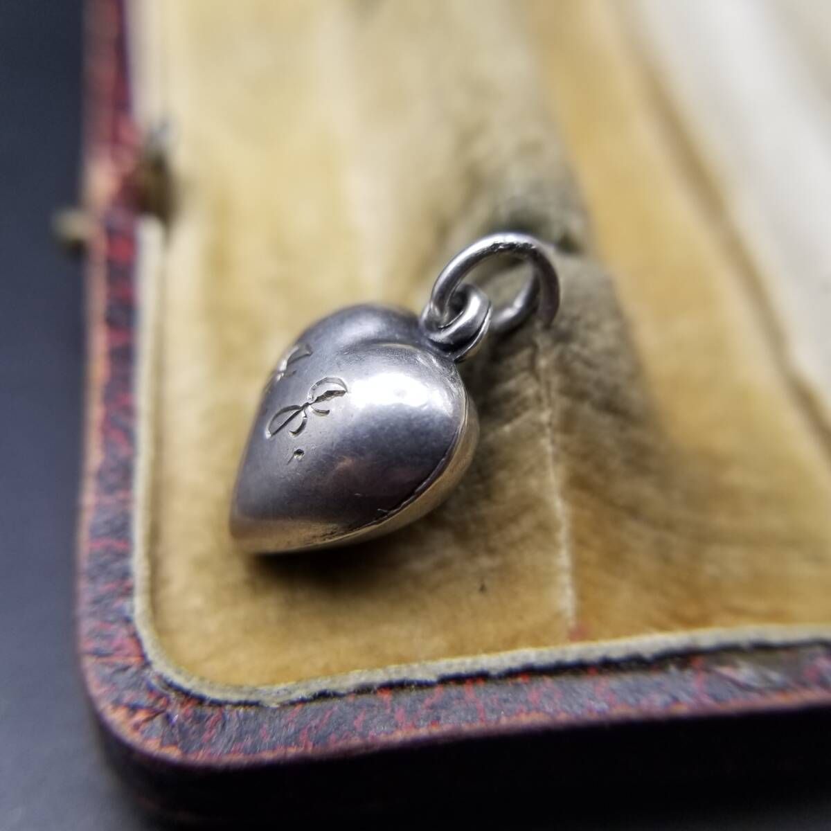 WWII期 ヴィンテージ スウィートハートジュエリー イニシャル彫金 J.J チャーム 925シルバー ペンダントヘッド 銀 シンプル ぷっくり Y 25-D