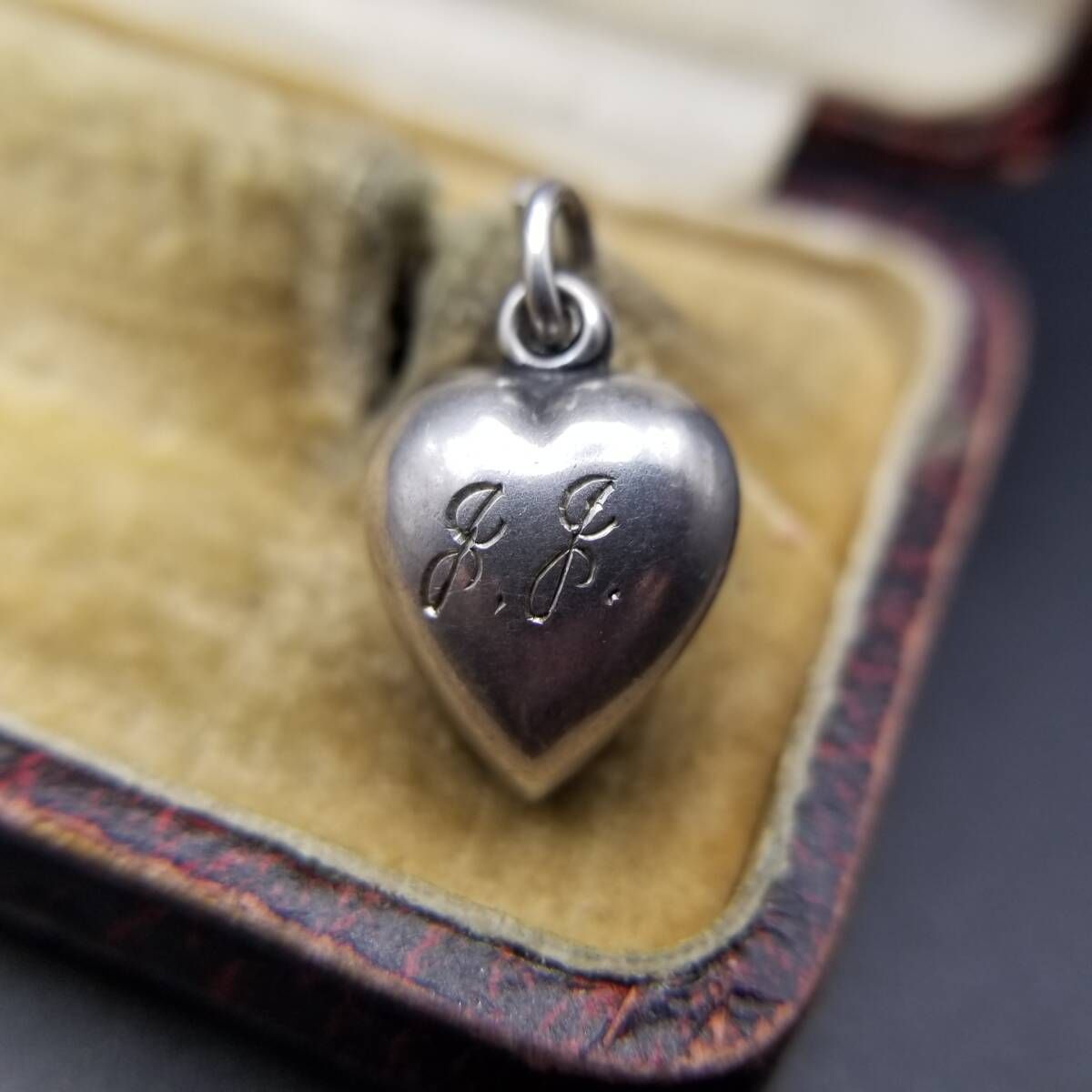 WWII期 ヴィンテージ スウィートハートジュエリー イニシャル彫金 J.J チャーム 925シルバー ペンダントヘッド 銀 シンプル ぷっくり Y25-D