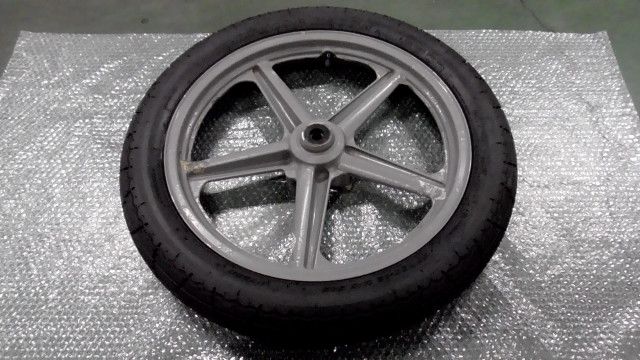 ナイトホーク250 MC 26 の フロントホイール タイヤ