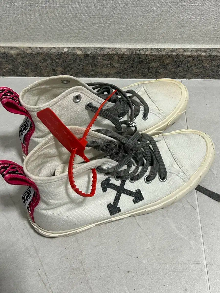 40 オフホワイト ハイトップ スニーカー