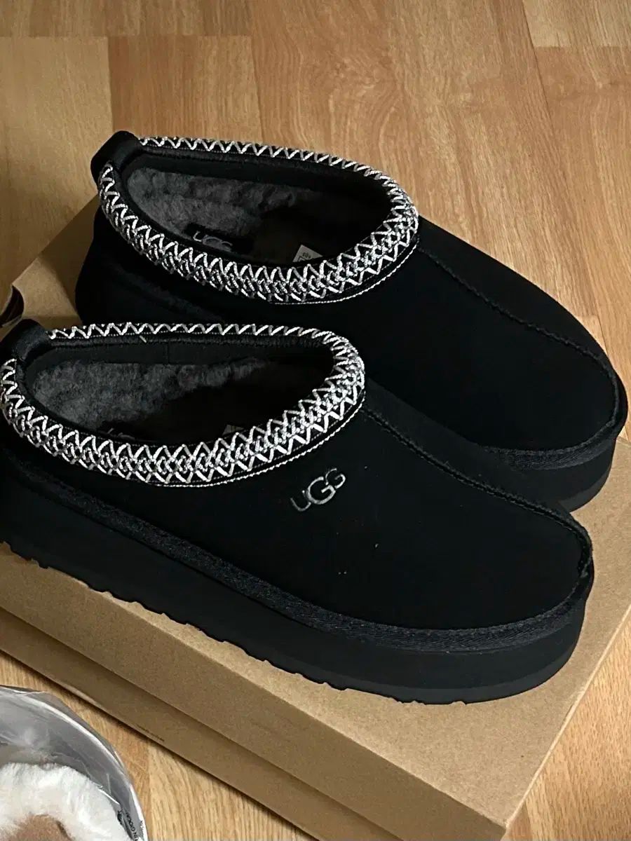 UGG アメリカ アグ タズ フラットフォーム ブラック 230 us 6