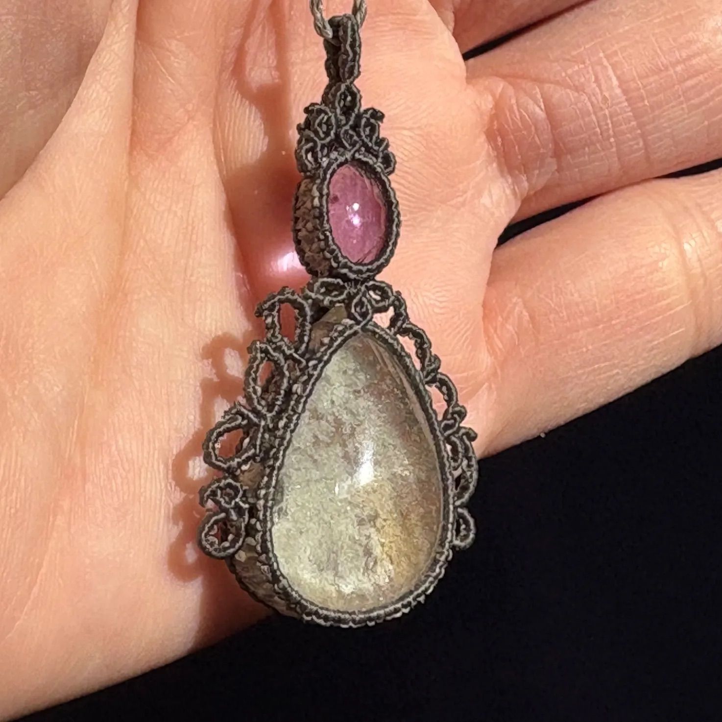 ホワイトガーデンクォーツ アメジストのマクラメネックレス