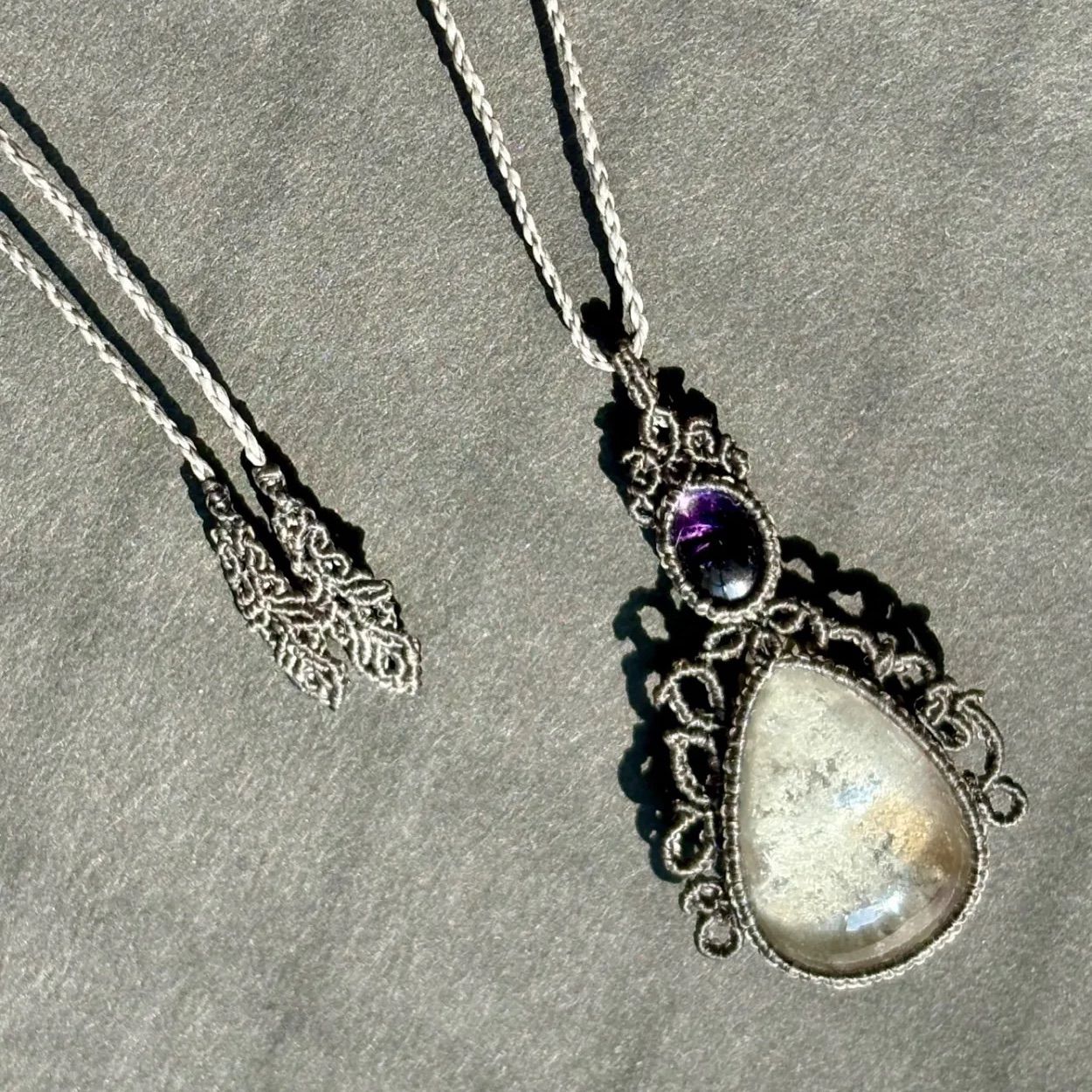 ホワイトガーデンクォーツ アメジストのマクラメネックレス