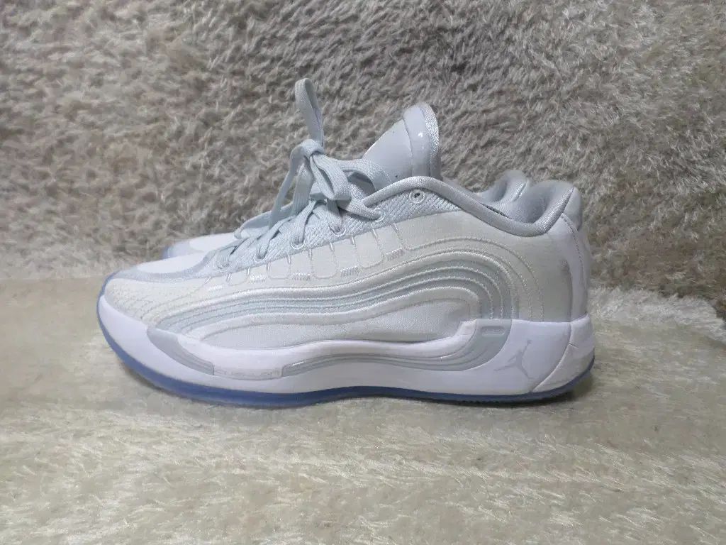 275 NIKE ジョーダン ルカ4 pf 白 スニーカー バスケシューズ 靴