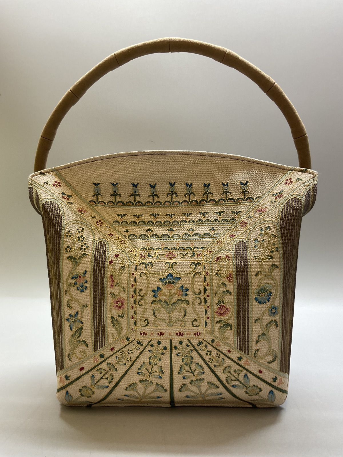 Bag 30 京老舗 岡重謹製 岡重 OKAJIMA 和装バッグ 花唐草 縮緬 金彩 ベージュ 正絹 刺繍 和装小物