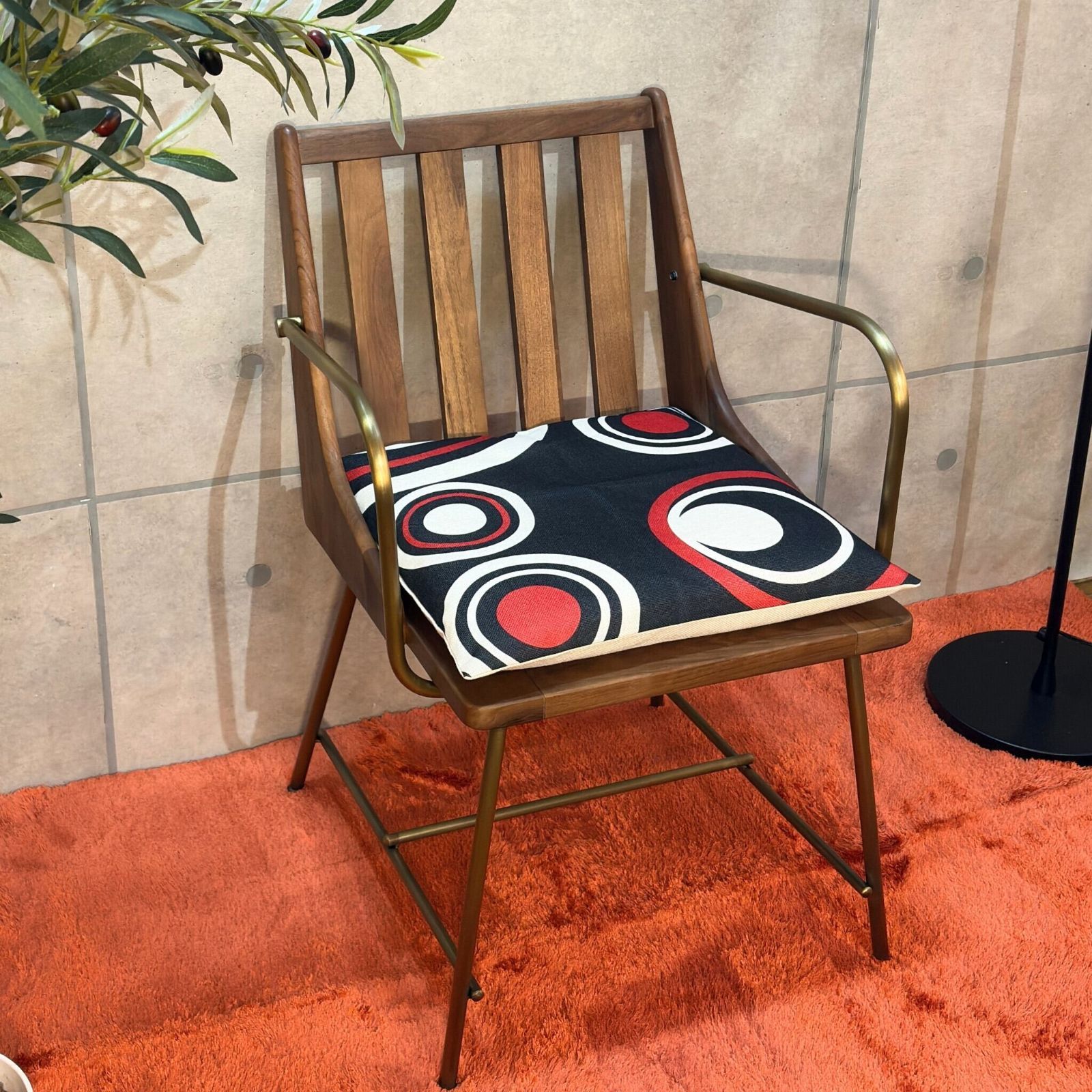 ラウンジチェア 真鍮仕上げフレーム ウォルナット無垢材 アームチェア 肘付き椅子 一人掛け ミッドセンチュリー ヴィンテージデザイン