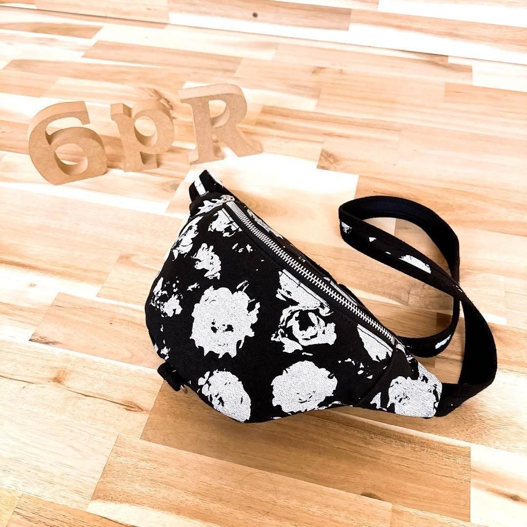 ラッドミュージシャン モノトーン フラワー キャンバス ボディバッグ黒 白
