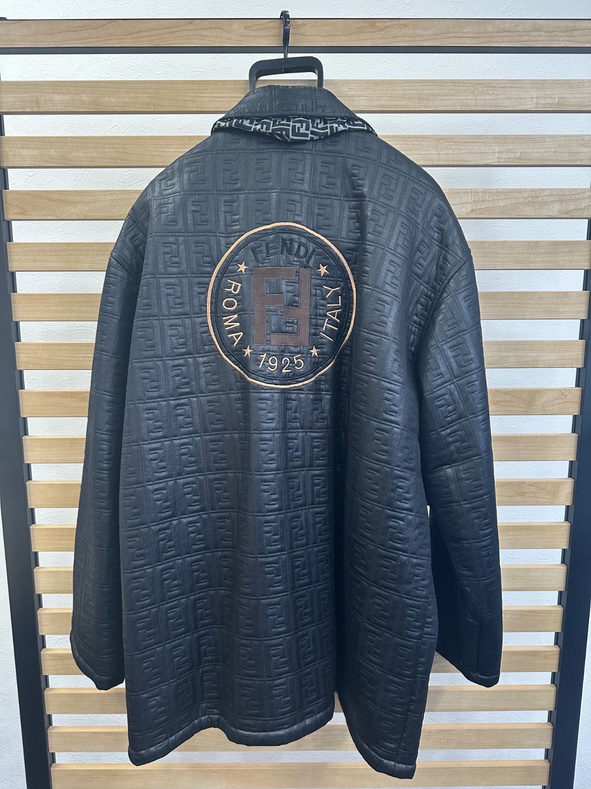 美品FENDIフェンディ46メンズ ズッカロゴパッチフーディッドジップジャケット FENDI フェンディ ジップジャケット ブルゾン ズッカ柄 バックロゴ