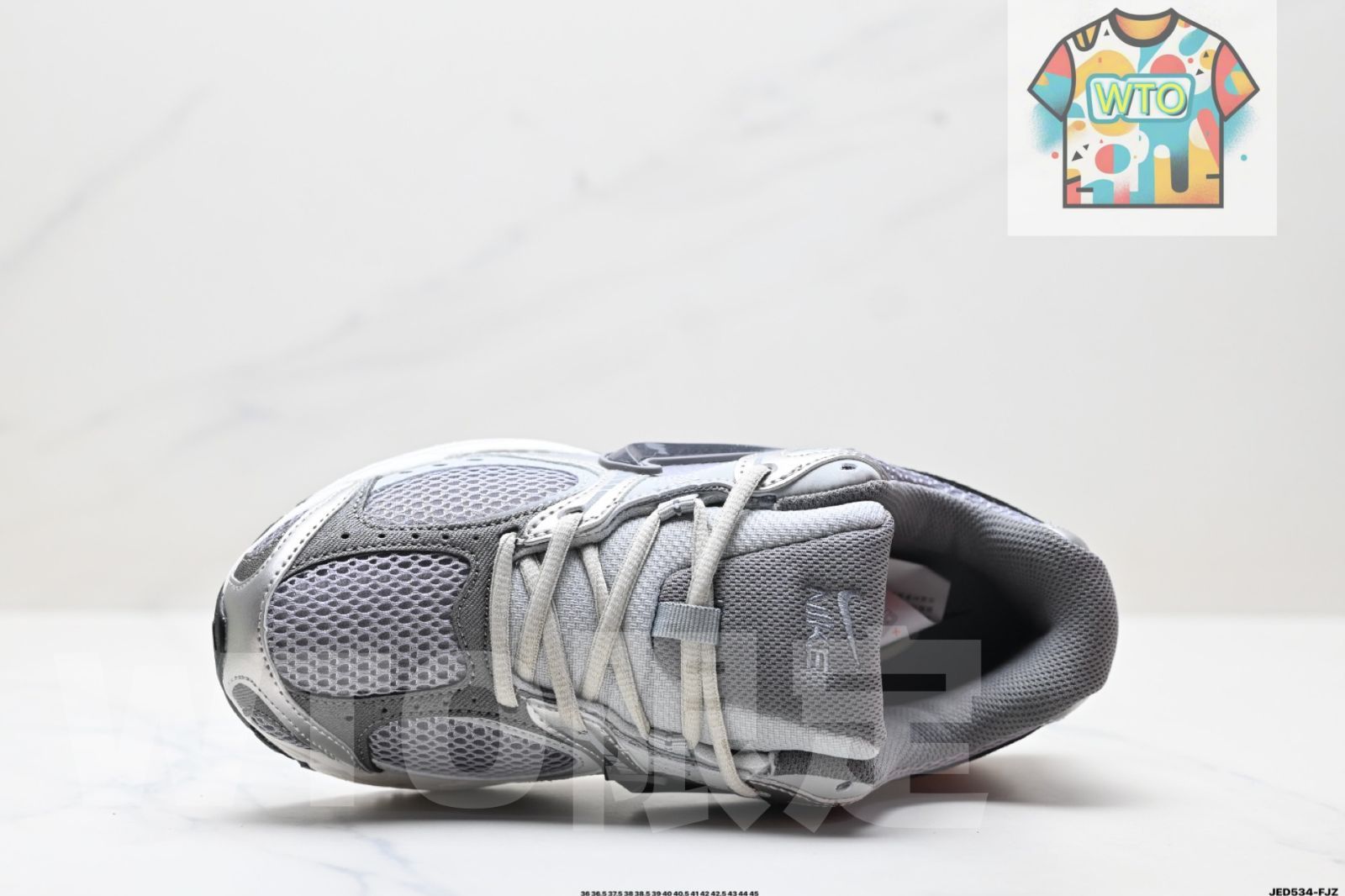 Nike ナイキ ナイキ V5 RNR 快適でユニバーサルな滑り止め性能と摩耗に強い ロートップ レジャーシューズ