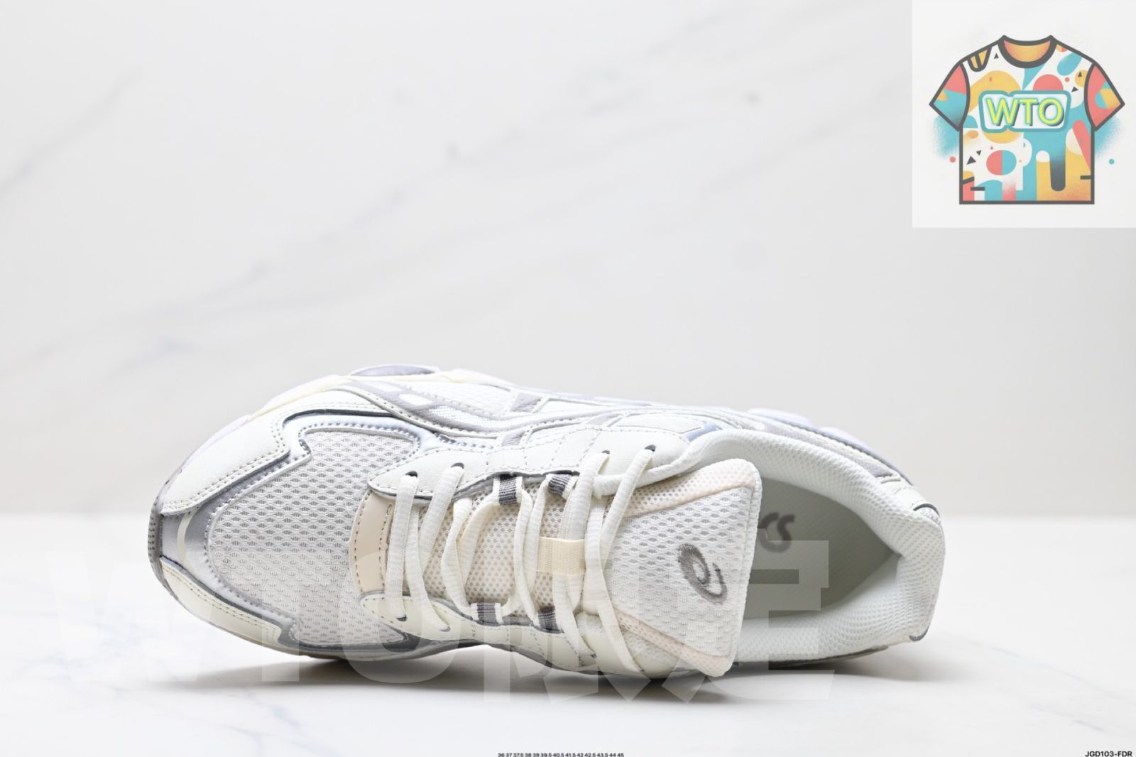 アシックス ASICS GEL - NYC 2055 は 通気性のあるメッシュ素材と一部の合成革素材を た upper 鞋面 を採用しています