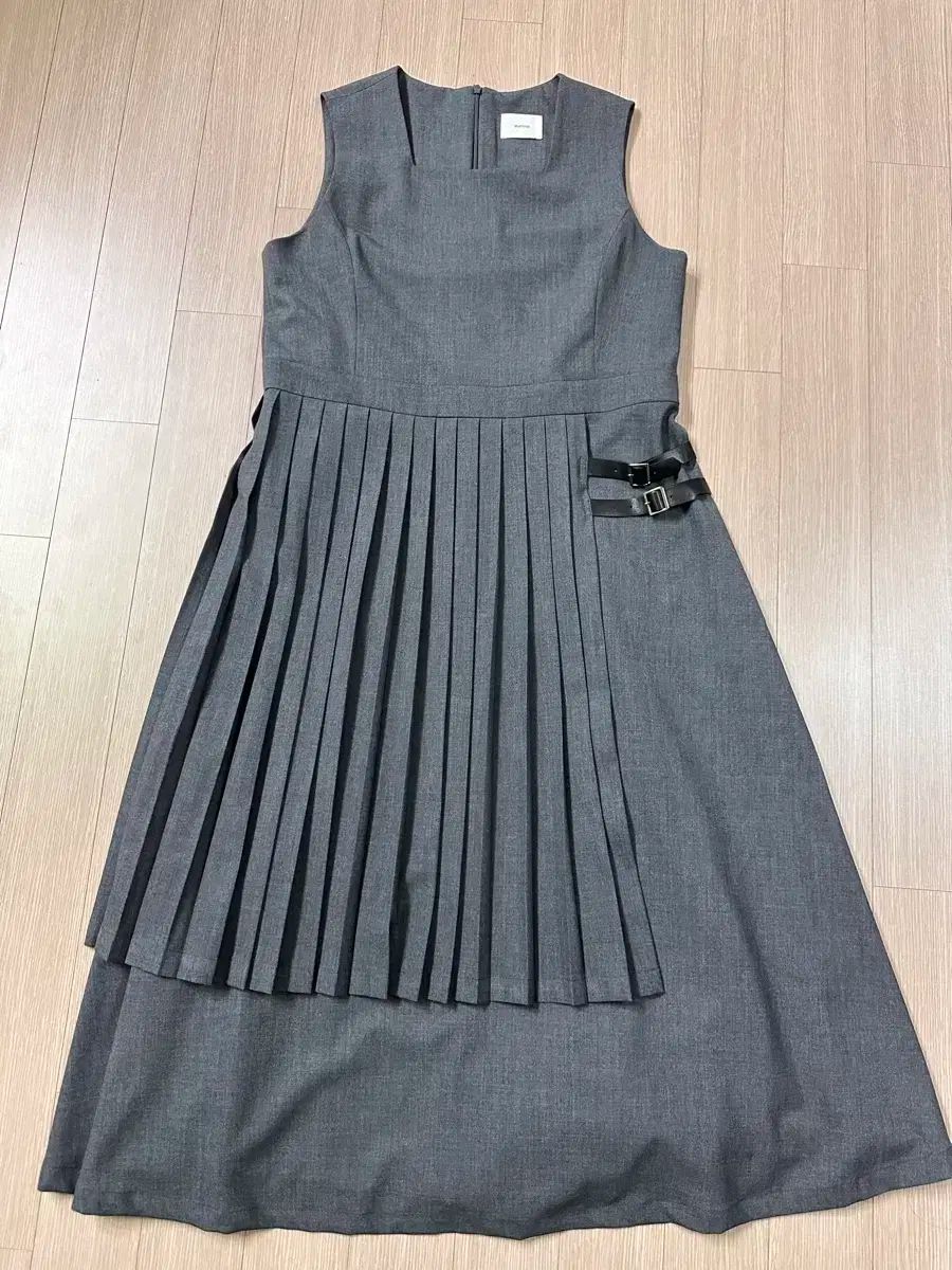 ユノイア プリーツラブ ドレス グレー