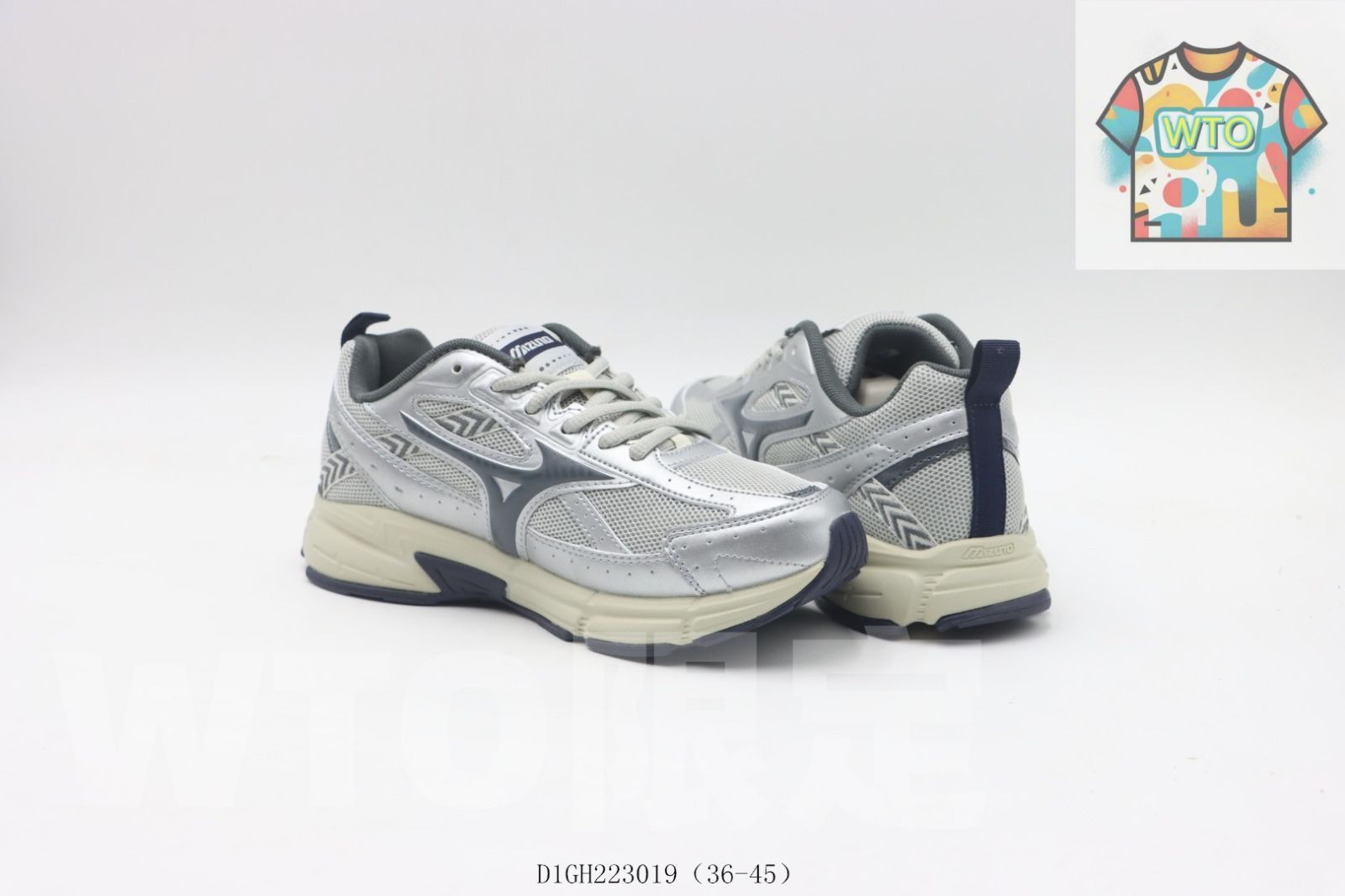 ミズノのランニングシューズ シルバー