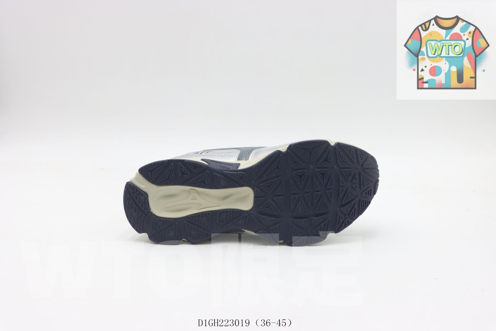 ミズノのランニングシューズ シルバー