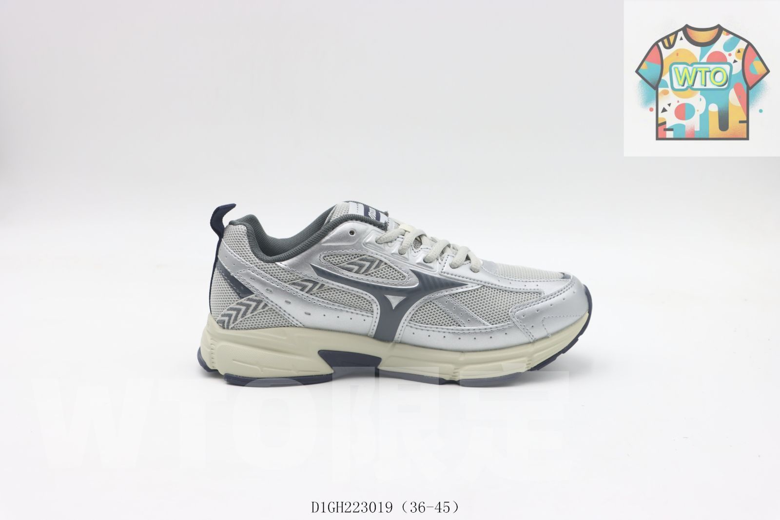 今日 ミズノのランニングシューズ シルバー -WTO輸入0