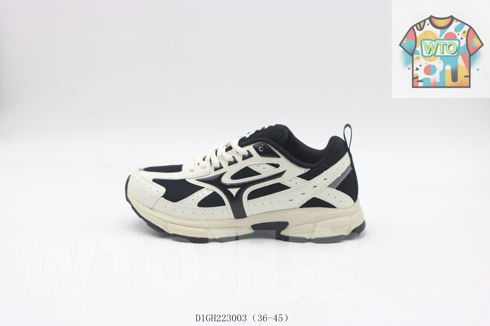 今日 ミズノのランニングシューズ ホワイト＆ブラック -WTO輸入0