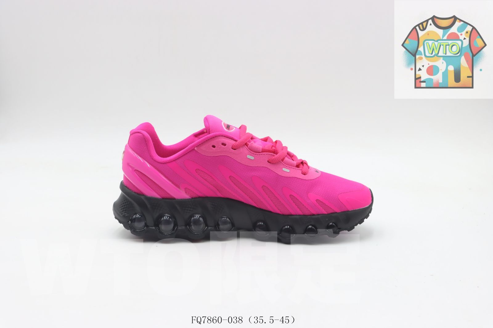 今日 ナイキ Nike のランニングシューズ ピンクブラック FQ 7860-038-WTO輸入0