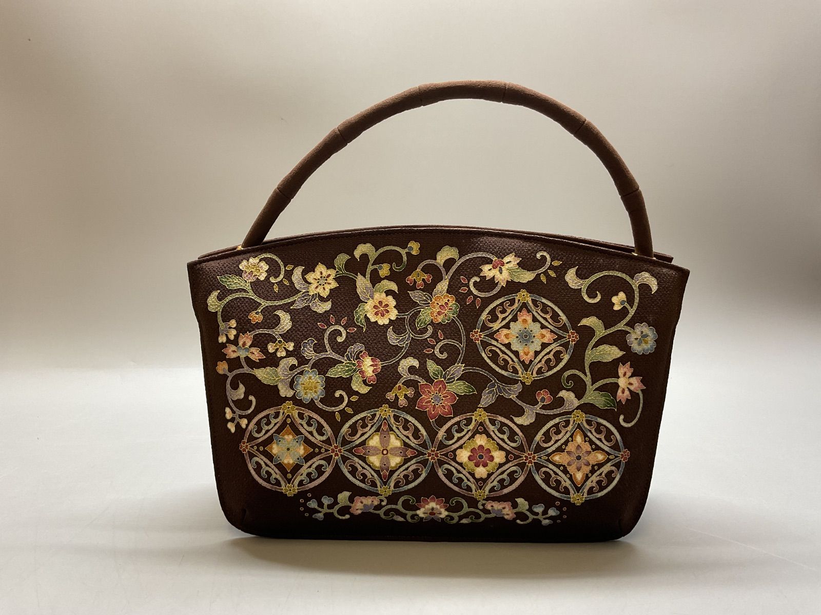 Bag 31 京老舗 岡重謹製 岡重 OKAJIMA 和装バッグ 花唐草 縮緬 金彩 ブラウン 正絹 刺繍 和装小物