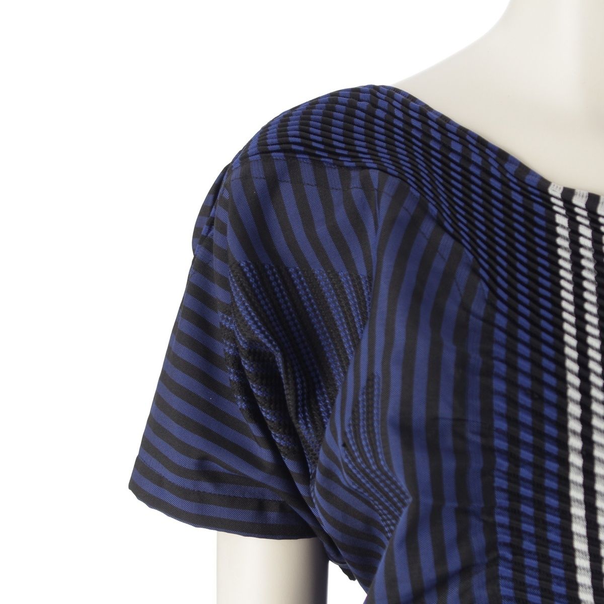 【予約受付開始】 イッセイミヤケ 18AW ナイロン混 スチーム ストレッチ 変形 トップス IM83FJ010 ブルー系 2