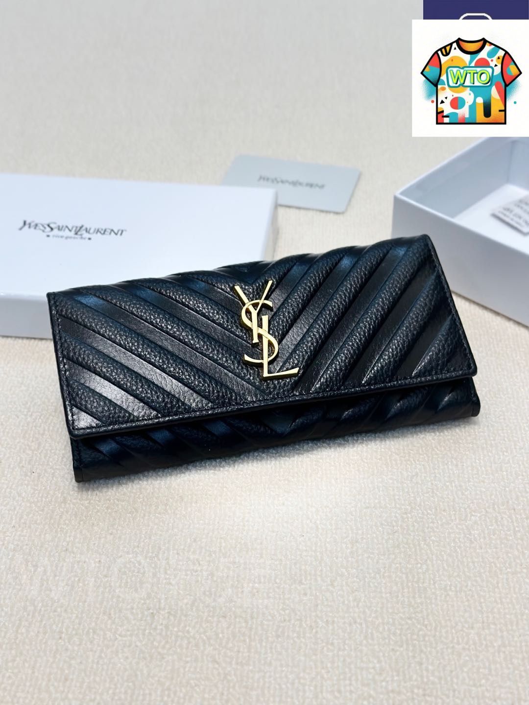 今日 Yves Saint Laurent イヴサンローラン ウォレット レザー製 ファッショナブルな実用デザイン