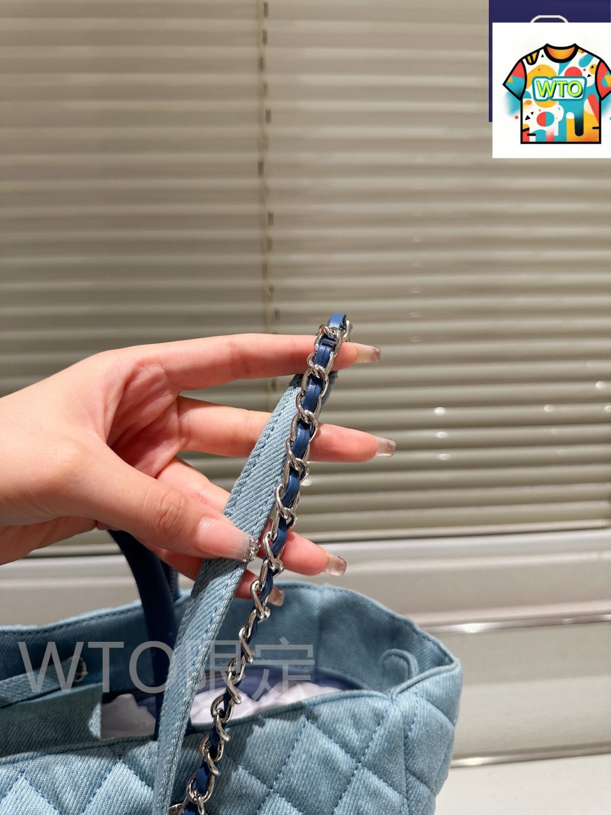 トートバッグ デニム素材にゴールドハードウェアを配した実用的デザイン-WTO輸入2