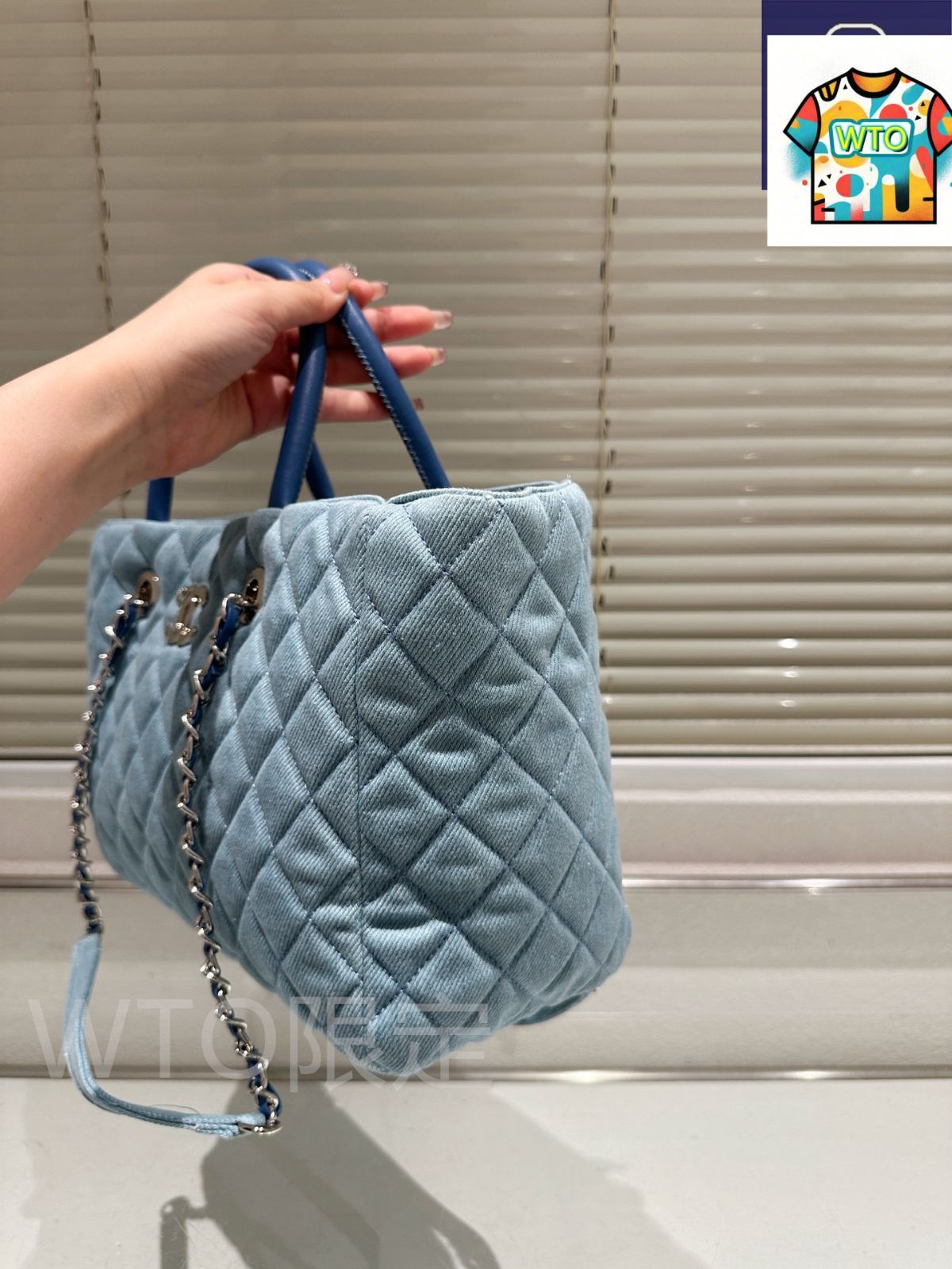 トートバッグ デニム素材にゴールドハードウェアを配した実用的デザイン-WTO輸入2