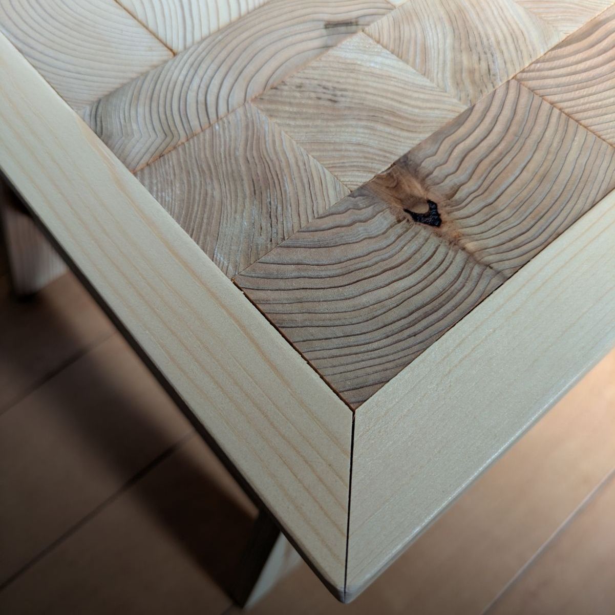 年輪ふんだん折りたたみテーブル