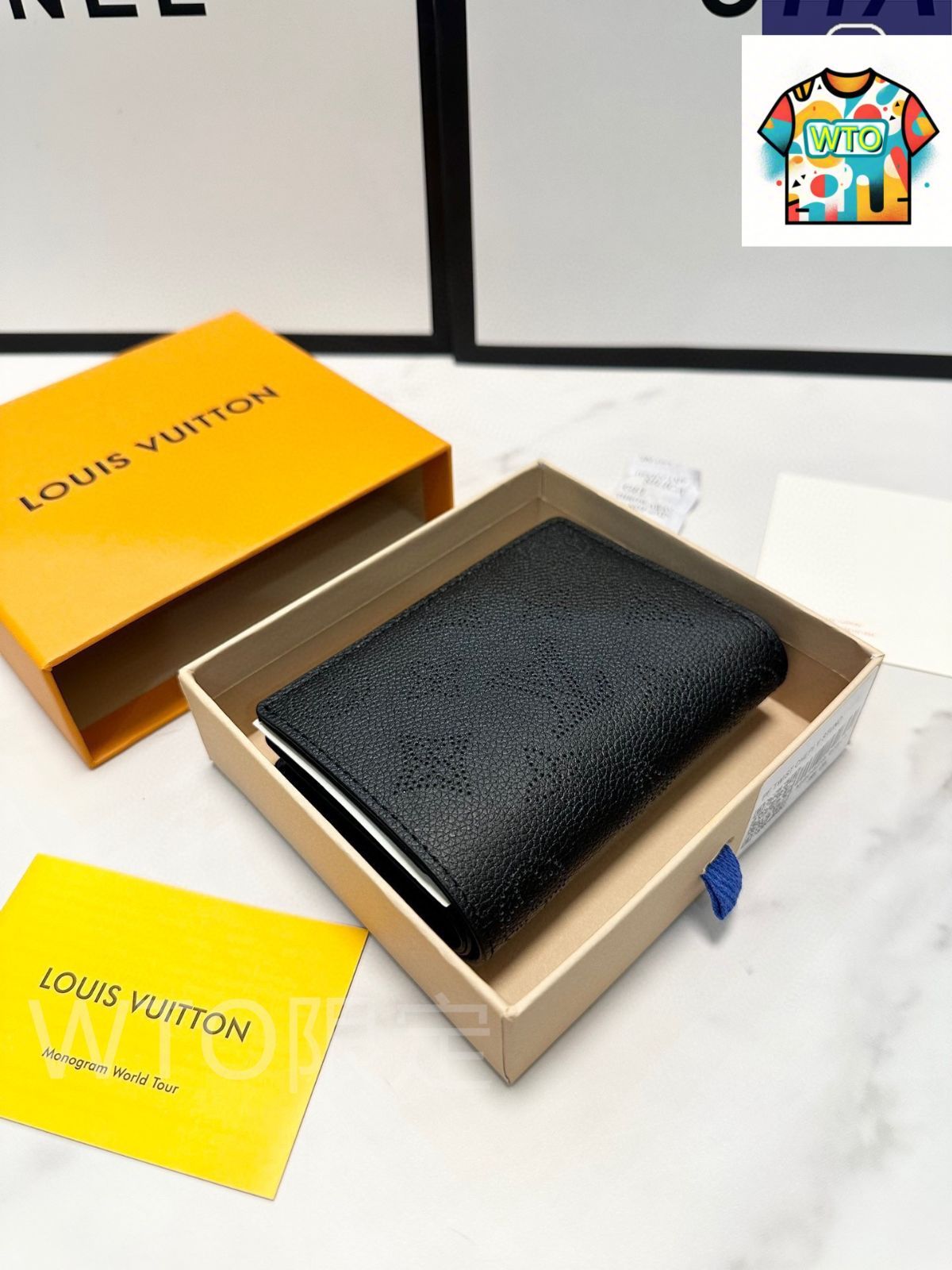 今日 Louis Vuitton ルイヴィトン ク ウォレット 柔らかいマヒナ小牛皮とパンチング装飾を採用