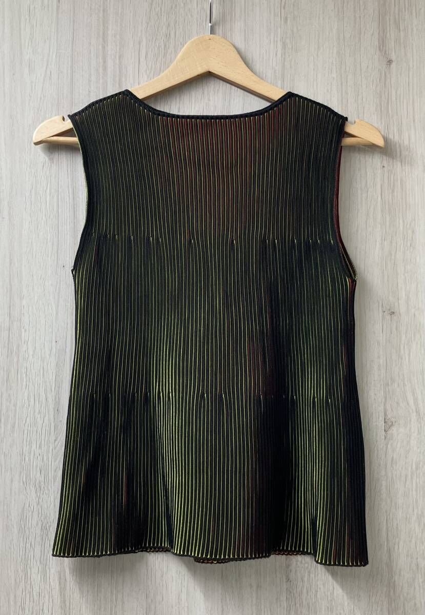 me ISSEY MIYAKE ミー イッセイミヤケ MI02KR381 3Dプリーツ ノースリーブ カットソー フリーサイズ レッド × グリーン