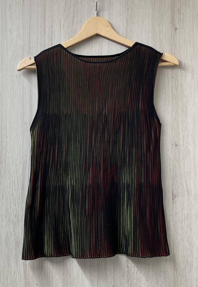 me ISSEY MIYAKE ミー イッセイミヤケ MI02KR381 3Dプリーツ ノースリーブ カットソー フリーサイズ レッド × グリーン