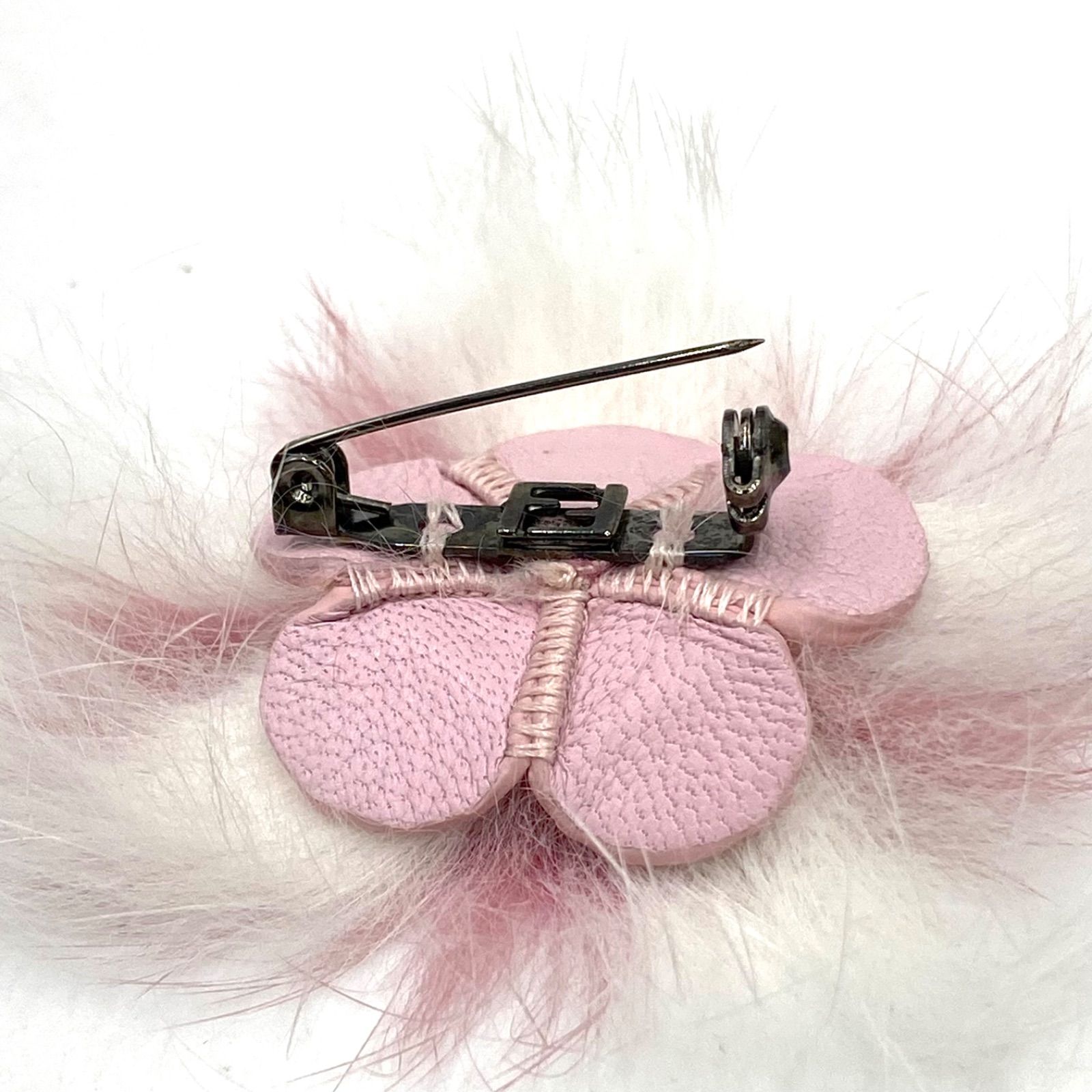 FENDY フェンディ　ファー　コサージュ ブローチ　フラワー　花　グレージュ FENDI フェンディ ブローチ コサージュ ファー フラワー モチーフ