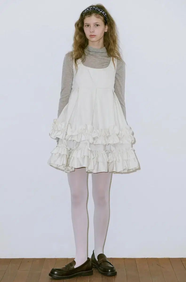 シヌーン フリル スリーブレス ワンピース - クリームエル